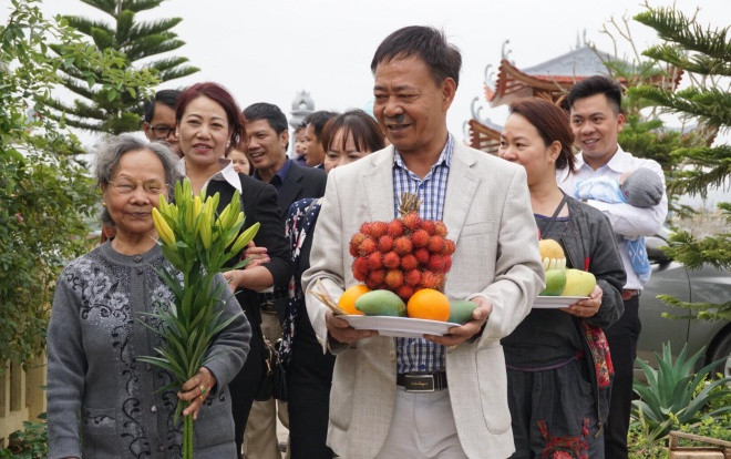 Con cháu ‘sắm’ iPhone, thẻ ATM đi tảo mộ… cho tổ tiên ngày Tết thanh minh Ảnh 2