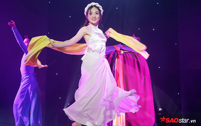 Đã mắt với những màn thể hiện tài năng cực đỉnh của 18 nữ sinh đẹp nhất Học viện Ngoại giao Ảnh 2