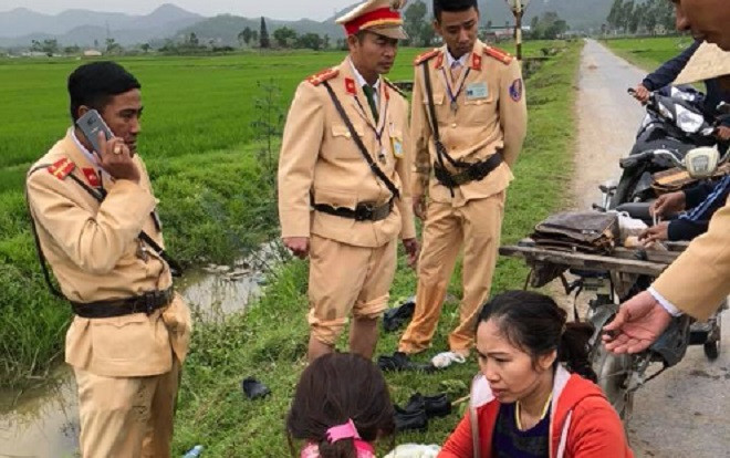 4 chiến sĩ CSGT nhảy xuống mương nước cứu người phụ nữ gặp nạn Ảnh 2