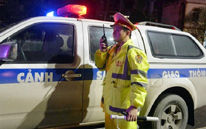 Xúc động trước những câu chuyện đầy nhân văn của các chiến sĩ CSGT khi cứu giúp người dân gặp nạn Ảnh 2