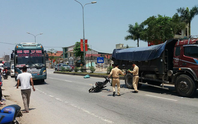 Đâm vào xe tải đỗ bên đường,  2 học sinh lớp 11 phải nhập viện cấp cứu Ảnh 2