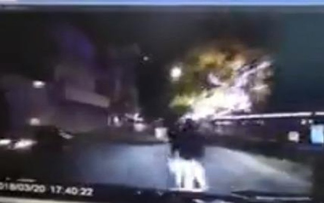 Cặp đôi gặp nạn khi làm chuyện yêu đương giữa đường Ảnh 2