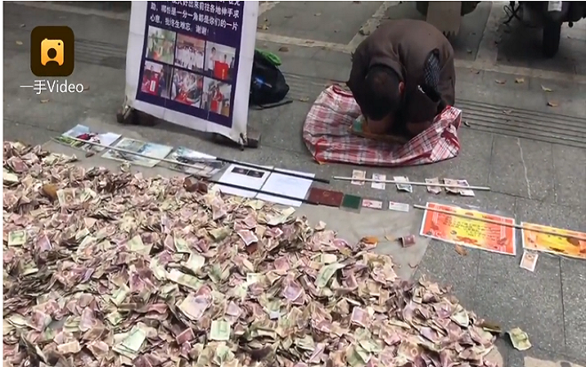 Ăn xin kiểu mới: Chất tiền thành đống trên đường, gió thổi bay cũng mặc kệ Ảnh 2