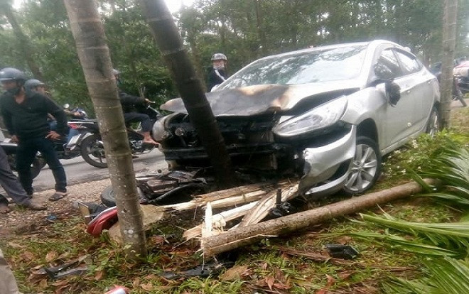 Ô tô và xe máy bốc cháy sau khi đối đầu, 2 người bị thuơng nặng Ảnh 2