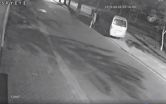 Truy tìm tài xế ô tô gây tai nạn khiến 2 người thương vong rồi bỏ trốn Ảnh 2