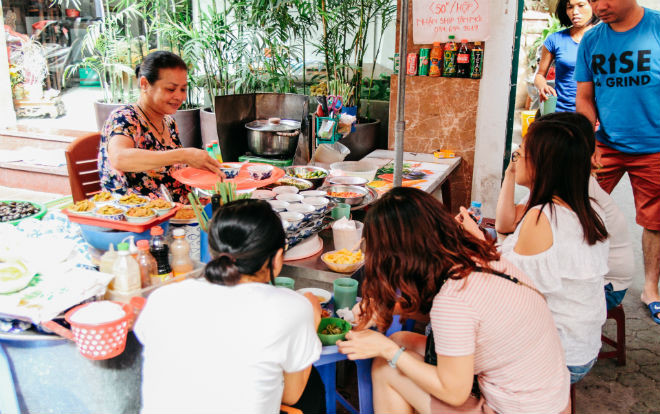 Quán ốc kỳ lạ ở Hà Nội - Suốt 20 năm chủ quán và khách hàng chẳng bao giờ nói với nhau nửa lời Ảnh 2