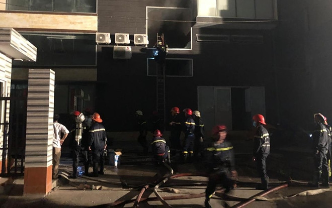 Hơn 100 chiến sĩ cảnh sát tức tốc chữa cháy ngay trong đêm tại xưởng bánh kẹo ACB Ảnh 2