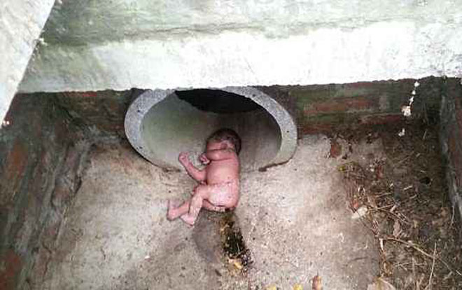 Bé sơ sinh còn nguyên dây rốn sống sót thần kỳ khi bị bỏ rơi trong ống cống Ảnh 2