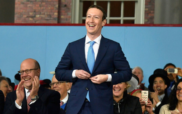 Giải mã thông điệp đằng sau bộ vest của ông chủ Facebook trong phiên điều trần dài 5 giờ đồng hồ Ảnh 2