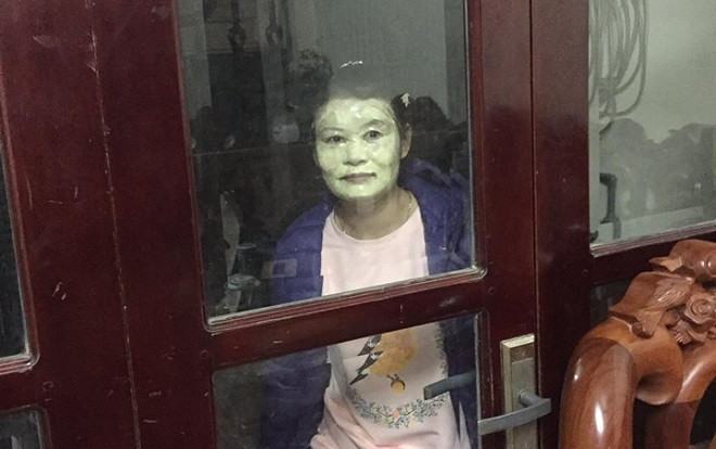 Bà mẹ dễ thương nhất Vịnh Bắc Bộ, cứ đắp mặt nạ là ra đường 'củng cố tình làng nghĩa xóm' Ảnh 2