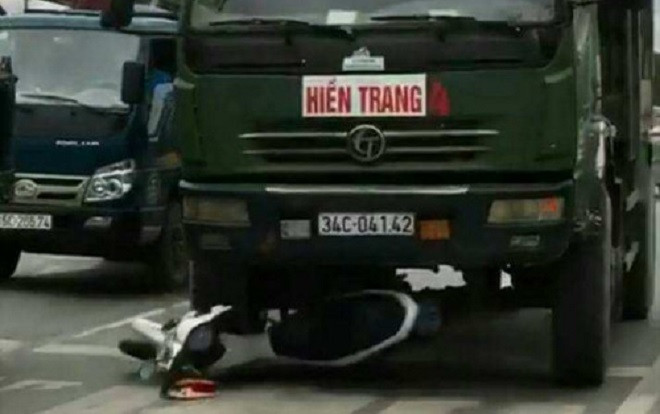 Tài xế xe tải không chấp hành hiệu lệnh, đâm nát xe cảnh sát giao thông Ảnh 2