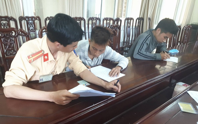 Triệu tập nhóm thanh niên chạy xe máy đầu trần dàn hàng ngang trên Quốc lộ Ảnh 2