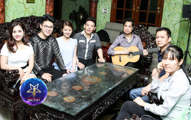 Học trò đến nhà riêng nghe HLV Ngọc Sơn hướng dẫn bolero trước đêm thi Ảnh 2