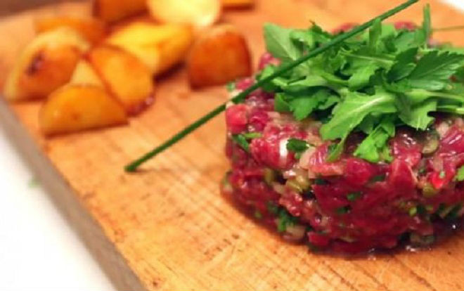 Lạnh gáy với món thịt bò còn sống nguyên đã được dọn lên đĩa Ảnh 2