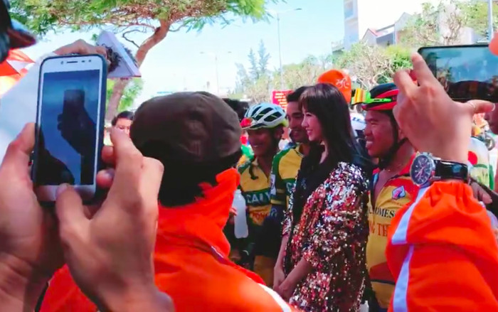 Dù nắng nóng, Hari Won vẫn tươi hết cỡ chụp ảnh cùng các tay đua tại giải đấu xe đạp Ảnh 2