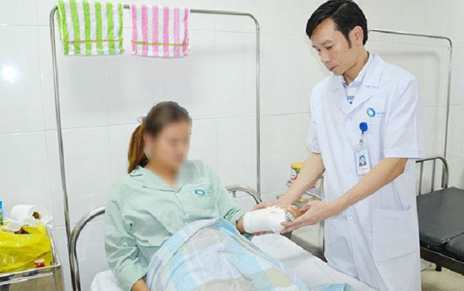 Nữ sinh bị gãy tay, chấn thương mũi do 3 bạn gái cùng lớp dùng tuýp sắt, bình xịt hơi cay đánh hội đồng Ảnh 2