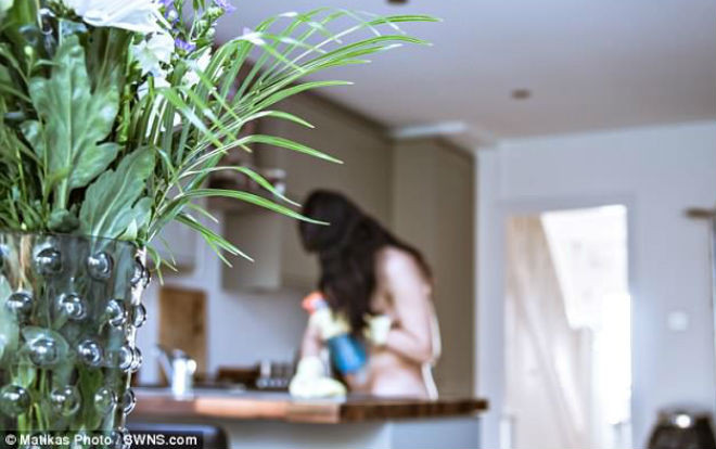 Lạ lùng dịch vụ dọn nhà khỏa thân Ảnh 2