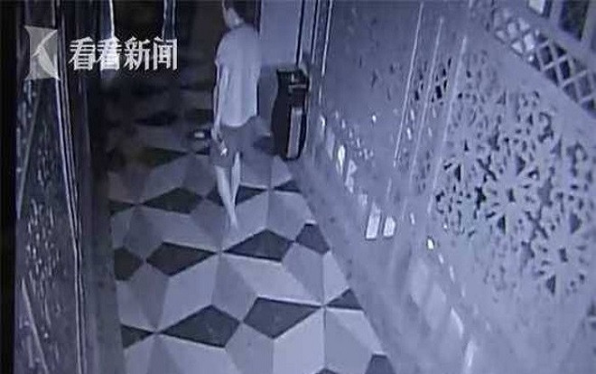 Biến thái lẻn vào nhà tắm công cộng liếm ngón chân phụ nữ Ảnh 2