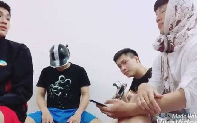 Trung vệ Bùi Tiến Dũng hóa 'cô gái choàng khăn đỏ' phiên bản hài hước Ảnh 2