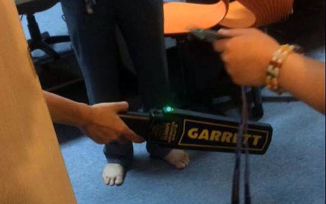 Có một ngôi trường ở Hà Nội cứ đến mùa thi là sinh viên lại bị kiểm soát nghiêm ngặt hơn cả đi máy bay Ảnh 2