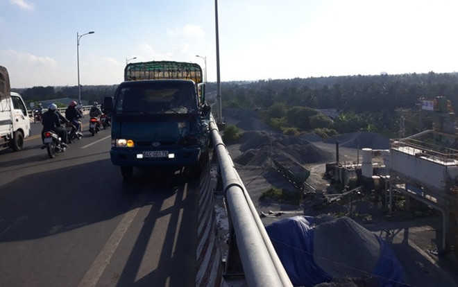 Tai nạn kinh hoàng: Va chạm với xe tải, đầu nạn nhân rơi từ trên cầu xuống đất Ảnh 2