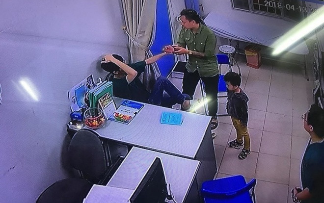 Người đàn ông xăm trổ đấm liên tiếp vào mặt bác sĩ Ảnh 2