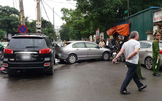 Ô tô mất lái đâm liên hoàn trước cổng viện Bạch Mai, nhiều người bị thương Ảnh 2