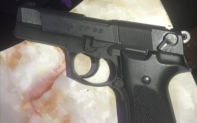 'Đột kích' quán karaoke ở Đà Lạt phát hiện súng và ma túy đá Ảnh 2