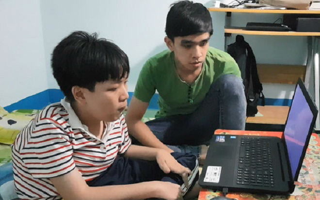 Chàng sinh viên đi học bằng đôi tay người khác: 'Cha mẹ già, em phải tự lo' Ảnh 2