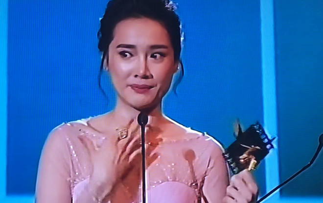 Cánh diều vàng 2017: Clip Nhã Phương nghẹn ngào khóc khi vượt qua Kaity nhận giải Nữ chính xuất sắc Ảnh 2