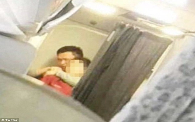 Hành khách bắt cóc nữ tiếp viên rồi uy hiếp, máy bay hạ cánh khẩn cấp Ảnh 2