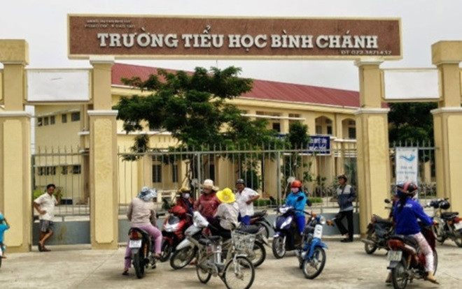 Vụ cô giáo quỳ gối xin lỗi phụ huynh: Cách chức, điều chuyển Hiệu trường thành giáo viên cấp 2 Ảnh 2
