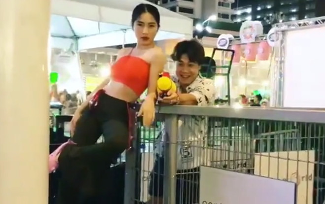 Hòa Minzy lần đầu khoe clip cùng bạn trai thiếu gia đi du lịch Thái Lan, 'quẩy cực sung' tại lễ hội té nước Ảnh 2