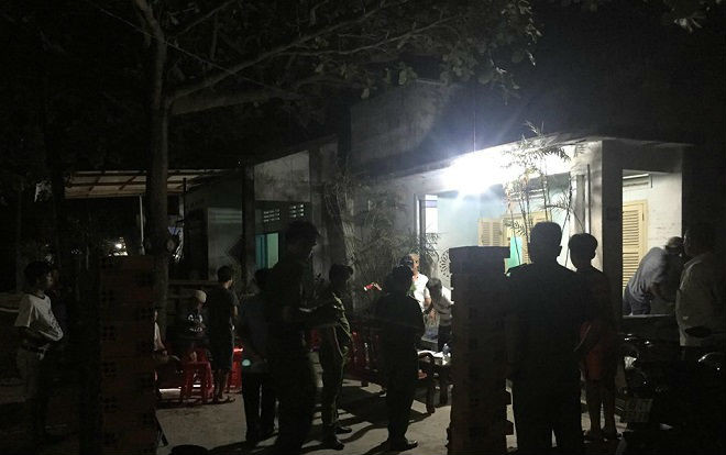 Nghịch tử truy sát cha ruột còn dọa đâm người dân nếu dám đưa nạn nhân đi viện Ảnh 2