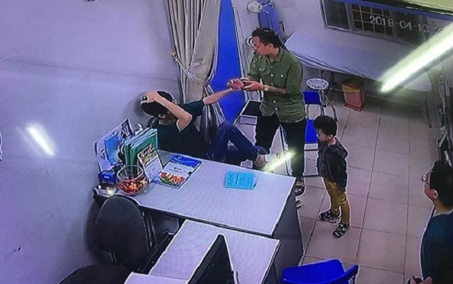 Bác sĩ BV Xanh Pôn bị đánh: Bác bỏ nghi vấn ông bố tạo hiện trường giả 'lót tay' bác sĩ Ảnh 2