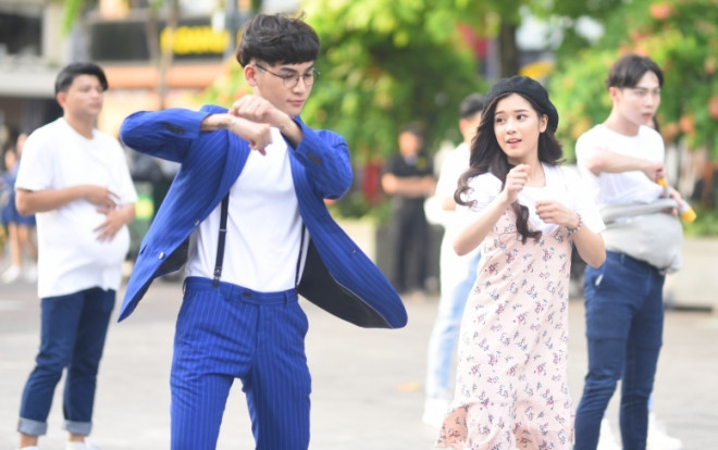 Hoàng Yến Chibi cực dễ thương khi nhảy theo Ali Hoàng Dương trong hậu trường MV Ảnh 2