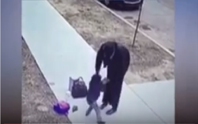 Bà mẹ đánh, tát con trai 2 tuổi ngay giữa đường gây phẫn nộ Ảnh 2