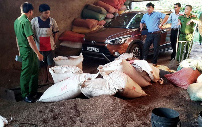 Kinh hoàng cơ sở sản xuất cà phê bằng… lõi pin đập nhuyễn và phụ phẩm Ảnh 2