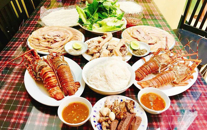 Đãi sinh nhật bố chồng toàn tôm hùm sang chảnh, con dâu 8x được cả nhà quý như vàng Ảnh 2