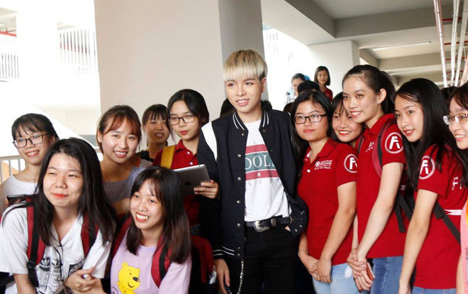 Vừa về trường mới đã gặp ngay Trấn Thành - Hari, HH Hương Giang - Có ai sướng như sinh viên Văn Lang? Ảnh 2