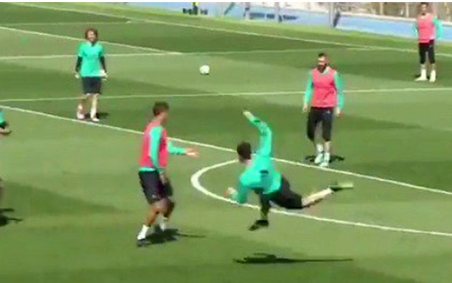 Sau 'ngả bàn đèn', Ronaldo lại vô-lê lập siêu phẩm trên sân tập Ảnh 2