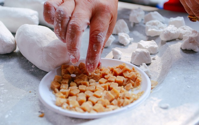 Chỉ 1 viên đường không tan qua 3 chìm 7 nổi cũng đủ chứng minh món bánh trôi tinh tế biết bao nhiêu! Ảnh 2