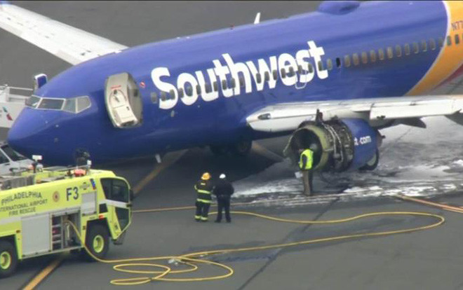 Động cơ máy bay nổ tung giữa trời, hành khách bị hút ra ngoài Ảnh 2