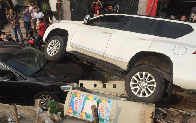 Tai nạn hi hữu: Tài xế ô tô lên dốc không kịp đánh lái đè bẹp đầu xe Camry Ảnh 2