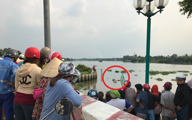 Hàng trăm người theo dõi cảnh vớt thi thể người đàn ông đang trong quá trình phân hủy Ảnh 2