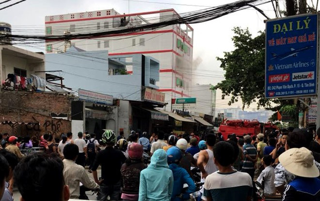 Nhiều người chạy thục mạng khỏi khách sạn cháy ngùn ngụt ở Sài Gòn Ảnh 2