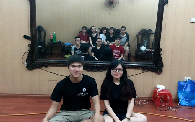 Bức ảnh độc: Khi có một hội bạn thân quá đông nhưng vẫn muốn selfie đầy đủ mọi người! Ảnh 2