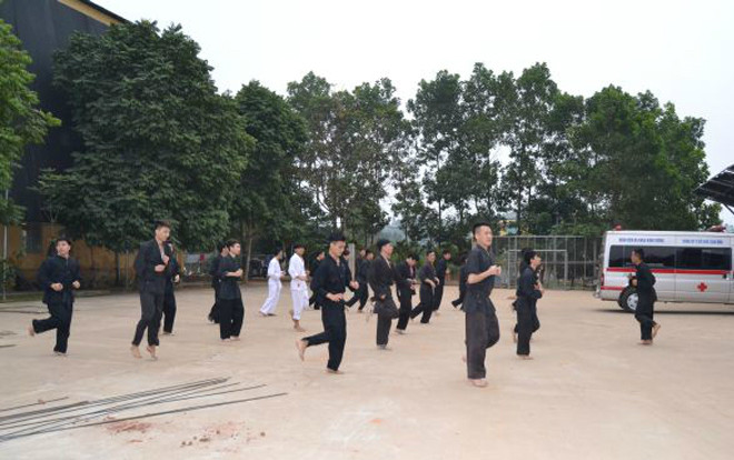 Hàng loạt bệnh viện lập chốt công an, thuê người dạy võ cho bác sĩ Ảnh 2