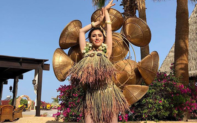 Thất lạc trang phục môi trường sát giờ diễn, đại diện Việt nói tiếng Anh dở tệ 'chữa cháy' bằng màn tái chế có 1-0-2 Ảnh 2