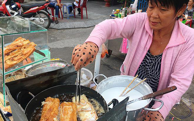 Hàng bánh mì chiên tôm 10 nghìn/chiếc thơm nức mũi khu phố Tây Sài thành Ảnh 2